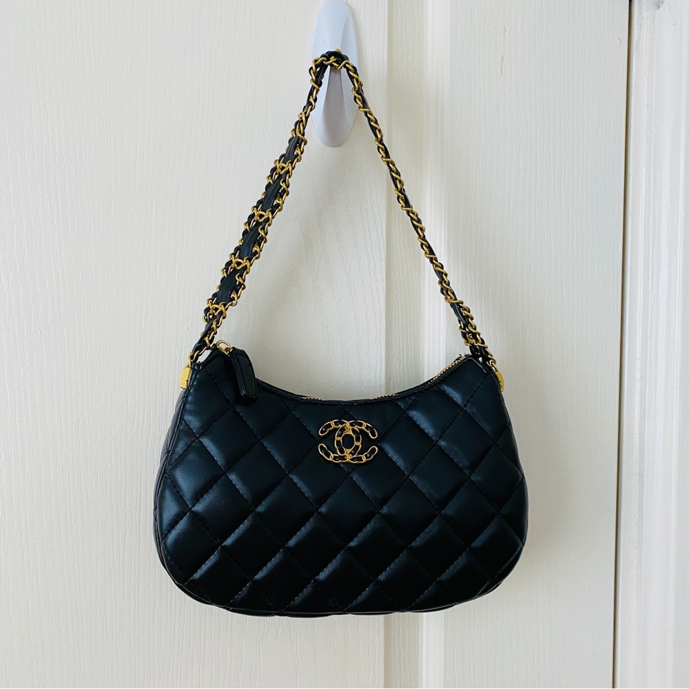 New in Box Chanel Makeup GWP Black Quilted Faux Leather 19 Hobo Shoulder Bag - Picture 2 of 15